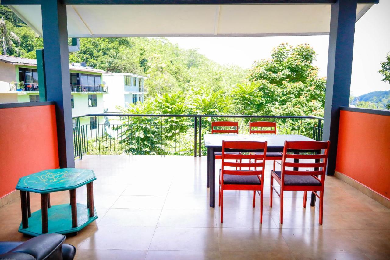 Funk Bunk - Mount View Lodge แคนดี้ ภายนอก รูปภาพ